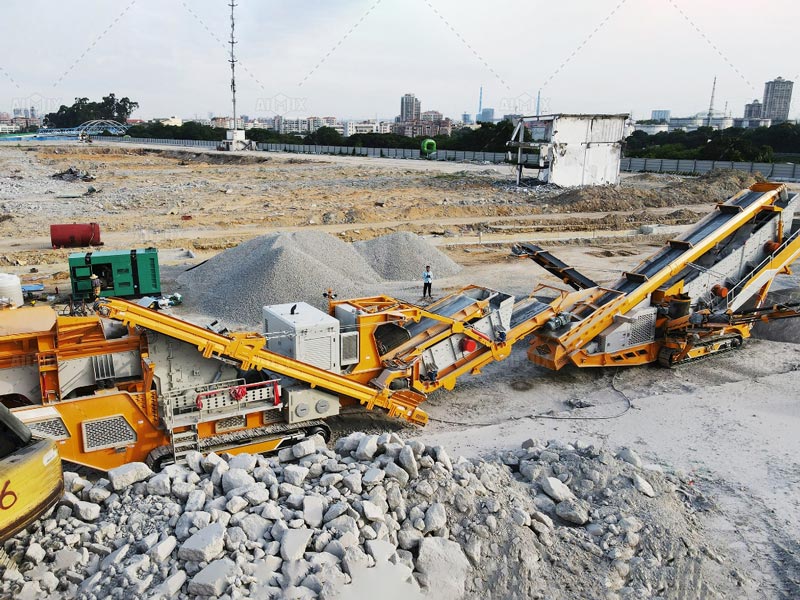 Tracked Crushing and Screening Plant on site